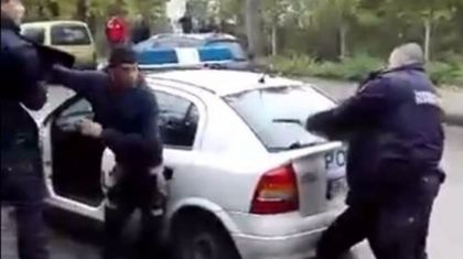 Екшън във Видин! Цигани бият полицаи при опит за арест (ВИДЕО)