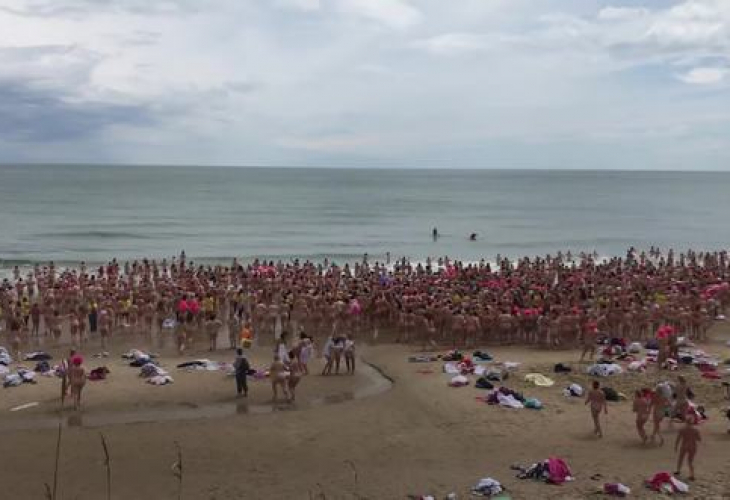 Огромен брой жени влязоха голи в морето заради кауза