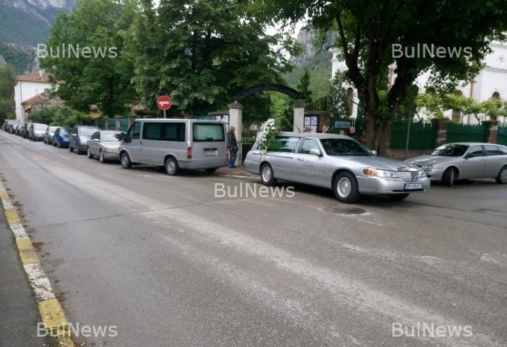 Враца плаче! Десетки се простиха с красивата учителка Нели, която не успя да пребори рака (СНИМКИ)