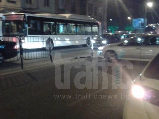 Шофьорка разби мантинелата за да се измъкне от полицейския протест