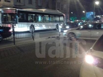 Шофьорка разби мантинелата за да се измъкне от полицейския протест