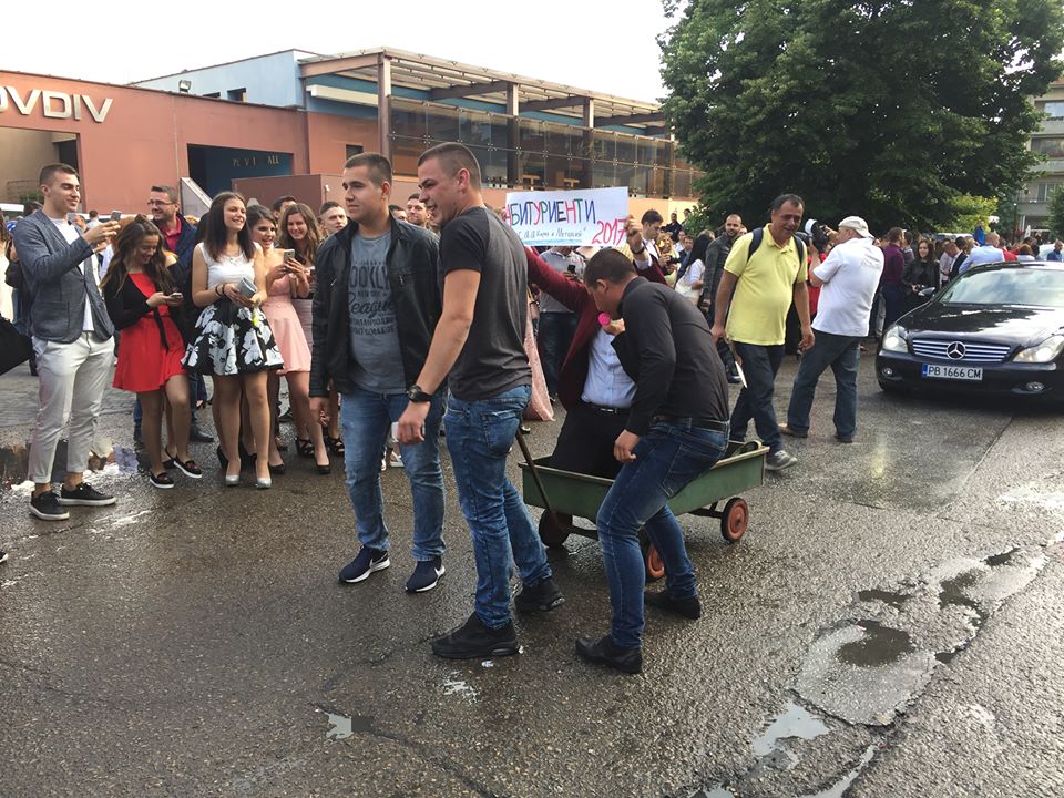 Този абитуриент обра точките в Пловдив! Появи се с количка и Тони Стораро (СНИМКИ/ВИДЕО)