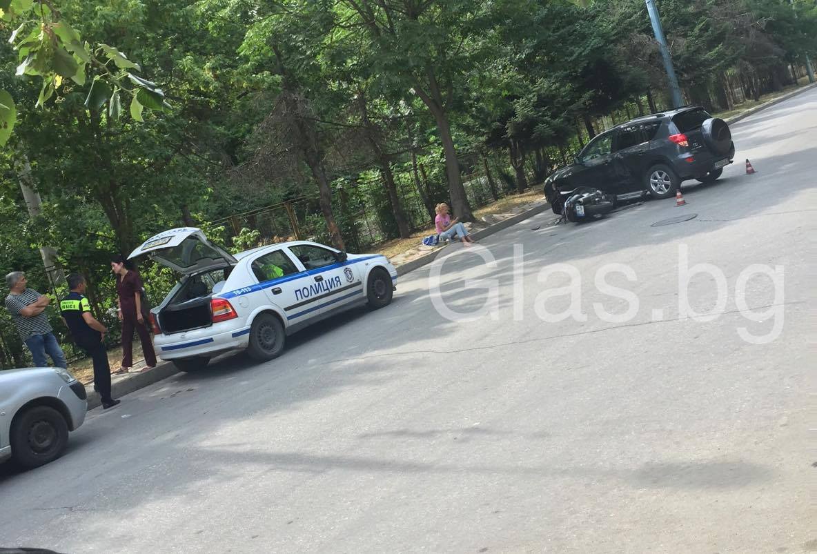 Дама с джип тръгна да обръща на булевард, моторист се вряза в нея и е в болница (Снимка)
