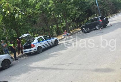 Дама с джип тръгна да обръща на булевард, моторист се вряза в нея и е в болница (Снимка)