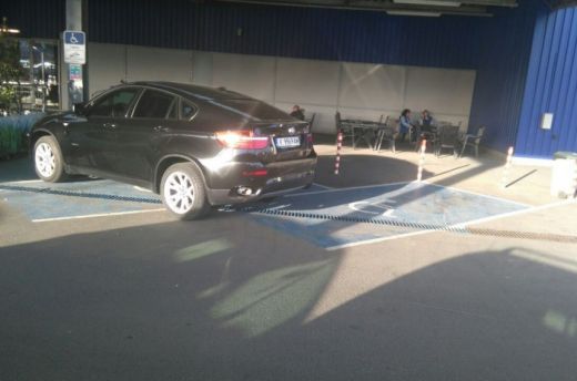 Наглостта край няма: Тарикат паркира тузарския си джип на две инвалидни места (СНИМКА)