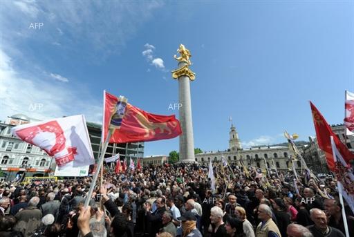 ТАСС: Протестиращите в Тбилиси разгромиха централата на управляващата партия