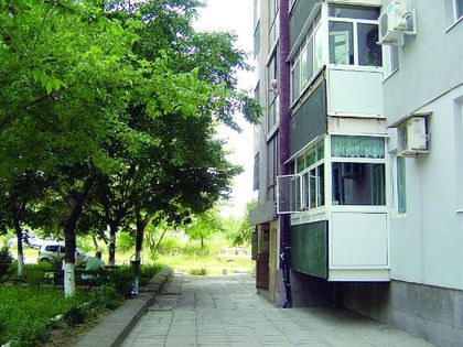 Отворена врата на тераса коства над 2 бона на разсеяни пловдивчани