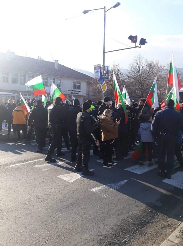 Благоевград: Очаква се протестиращите в Кресна периодично да спират движението по главен път Е-79