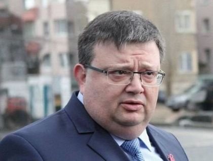 Цацаров: Жените не трябва да носят бурки на публични места