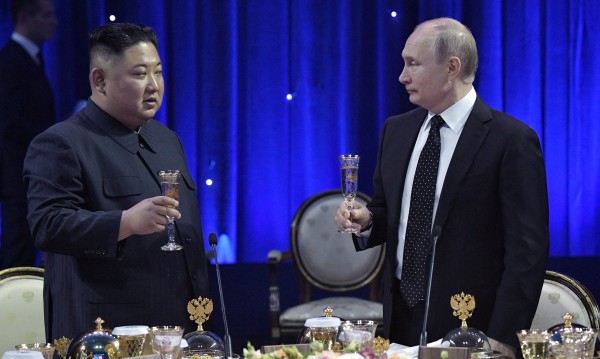 Ким подари на Путин корейски меч, той си го заплати