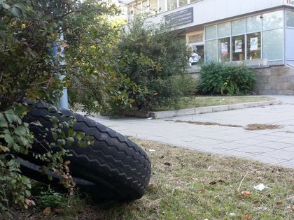 Стара гума украси сградата на НАП СНИМКИ