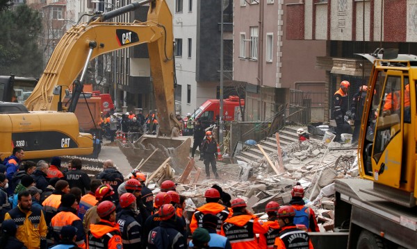 9-годишно спасено изпод руините на рухналия блок в Истанбул