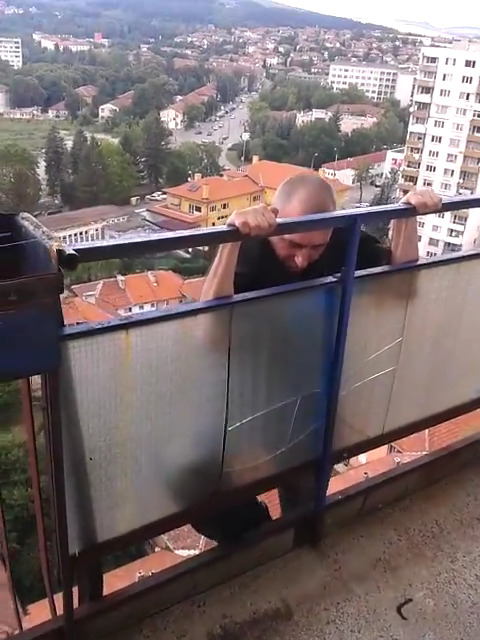ВИДЕО: Мъж в Перник едва не загуби живота си, след като перваз се счупи под краката му, докато си правеше селфи от външната страна на тераса на 15-ия етаж!