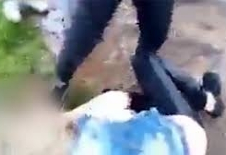 Шокиращо ВИДЕО 18+: Ученичка зверски преби приятелката си, очевидците снимат бруталното издевателство (СНИМКИ 18+)
