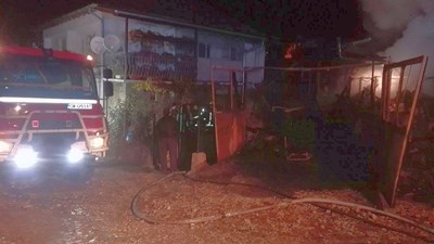 5 гаража, 5 сайванта и плевня изгоряха в родопско село
