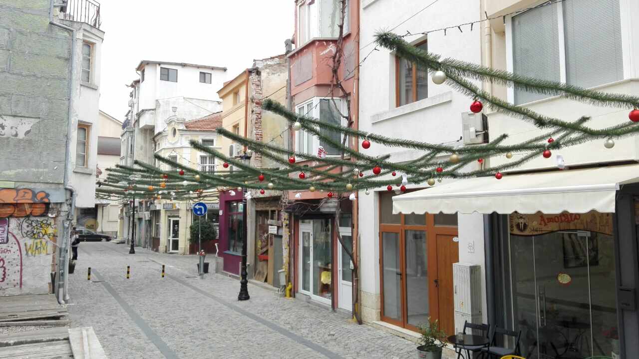 Коледният дух обзе Капана, елхите вече са в квартала (Галерия)