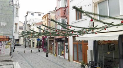 Коледният дух обзе Капана, елхите вече са в квартала (Галерия)