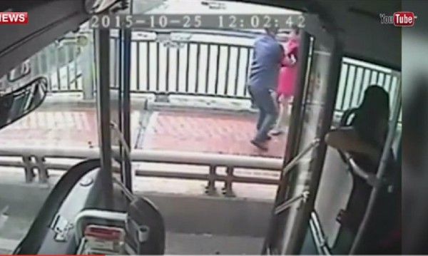 Шофьор на автобус спаси самоубийца в Китай