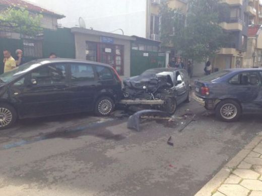 БМВ се натресе в три коли в Бургас