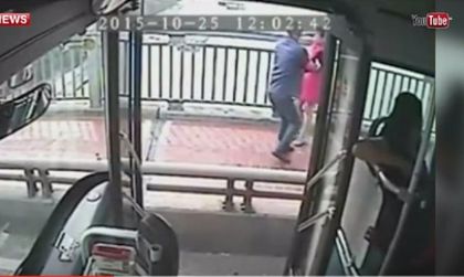 Шофьор на автобус спаси самоубийца в Китай