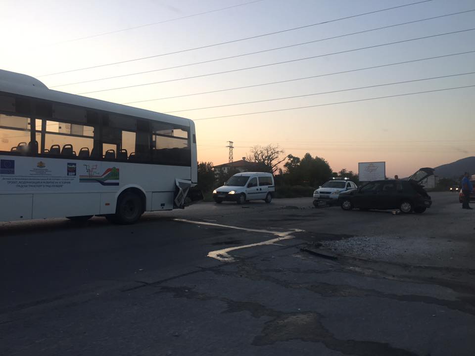Край Пловдив: Шофьор без книжка се натресе в пътен знак, рейс и Рено се сблъскаха (СНИМКА)