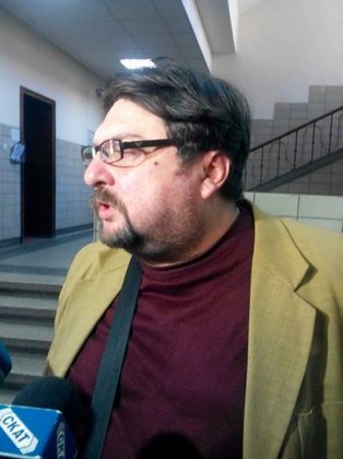 Знамето на ИД и дете с вдигнат показалец – в помагало за първолаци от 2003 година