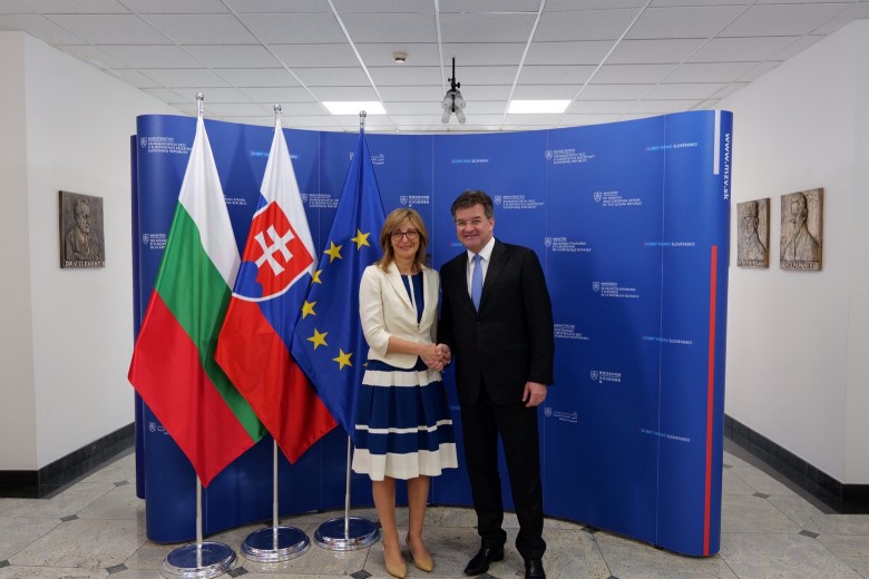 Екатерина Екатерина Захариева разговаря със словашкия си колега Мирослав Лайчак
