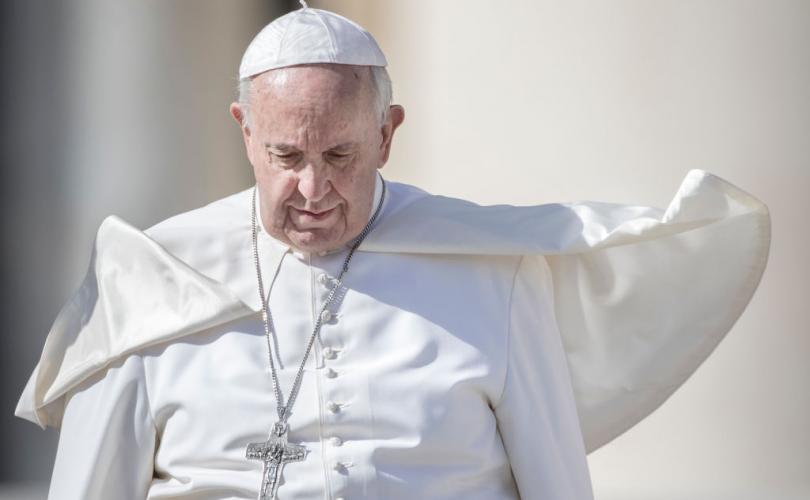 Папа Франциск забрани на бивш американски епископ да служи литургии