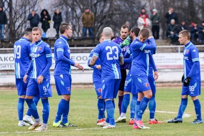 Струмска слава търси централен нападател, халф и вратар