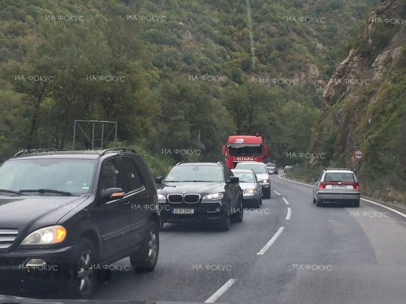 АПИ: Временно се ограничава движението по път II-19 Добринище - Места при км 51 поради ПТП