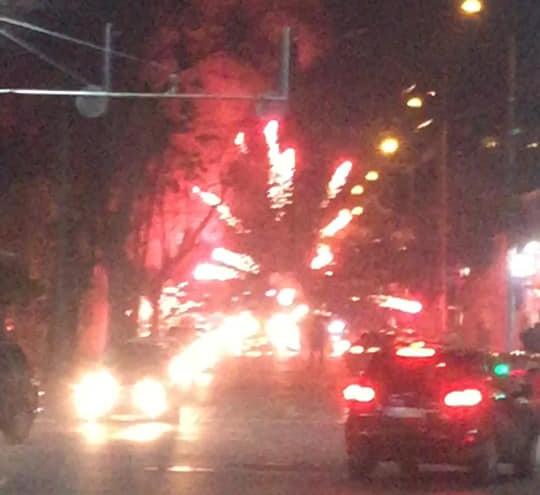 ЕКСКЛУЗИВНО ВИДЕО от страхотията в Пловдив! Вижте как летят фойерверки от запалилия се магазин!