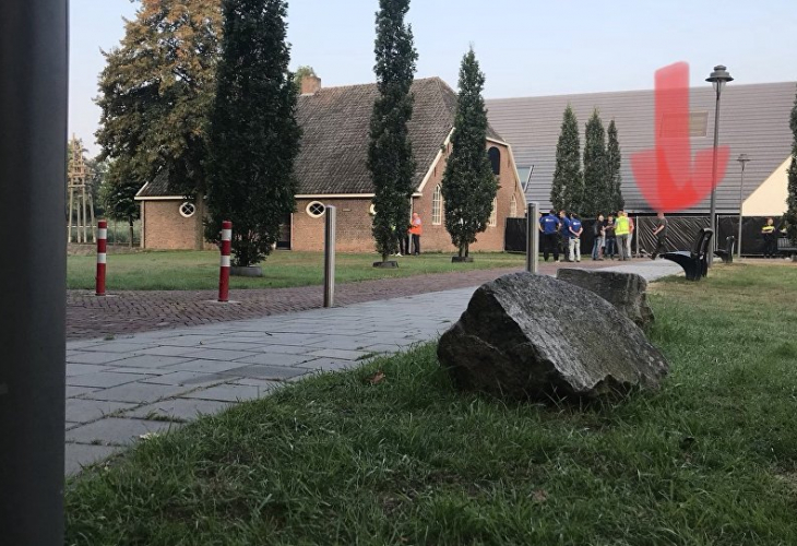 Атака на камикадзе! Автомобил с газови бутилки се вряза в кметство в Холандия (СНИМКИ)