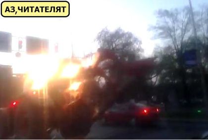 Трактор с огромен плуг лети из Пловдив (ВИДЕО)