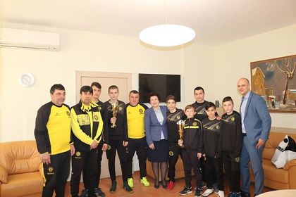 Перник: Възпитаниците на детско-юношеската школа на „Миньор“, завоювали две купи в Международния турнир по футбол Sandanskicup, се срещнаха с кмета Вяра Церовска