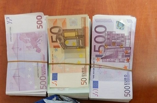 Хасково: Митнически служители откриха контрабандна валута за над 250 000 лева в кутии с бисквити на 