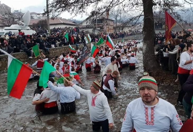 Първи инцидент на разпивката с червено вино в Калофер!