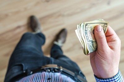 Учени: Жените могат да определят дали един мъж е богат за 3 секунди