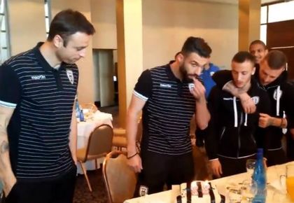 Бербатов и съотборниците му хапнаха торта преди мач (ВИДЕО)
