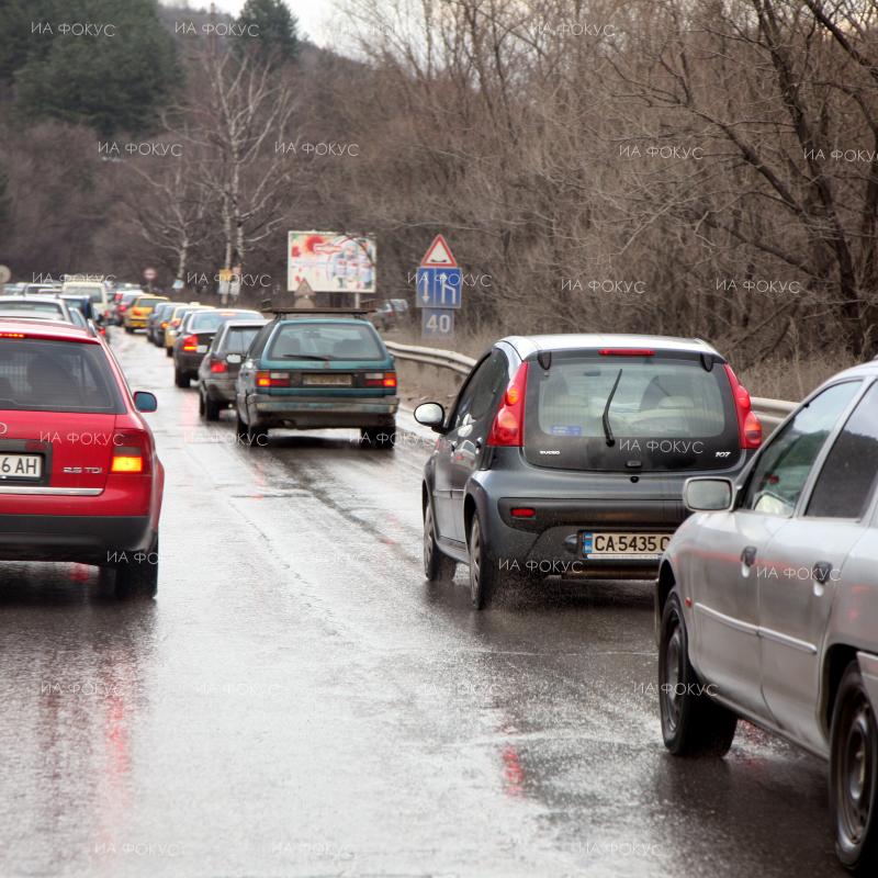 София: Шофьорите трябва да се движат с повишено внимание по път I-1 София – Перник в участъка от Черния кос до границата с област Перник поради извършване на санитарна сеч