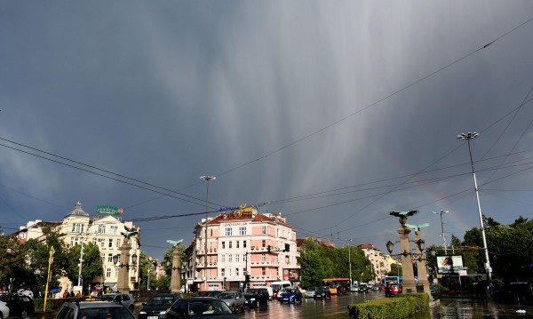 ЛОША ПРОГНОЗА! Мрак, гръмотевици и дъжд обхващат половината страна (КАРТА)