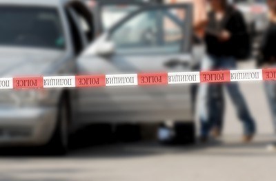 Баща държи 20 ч. за заложници 3-годишния си син и баба му, опира нож в гърлото на детето
