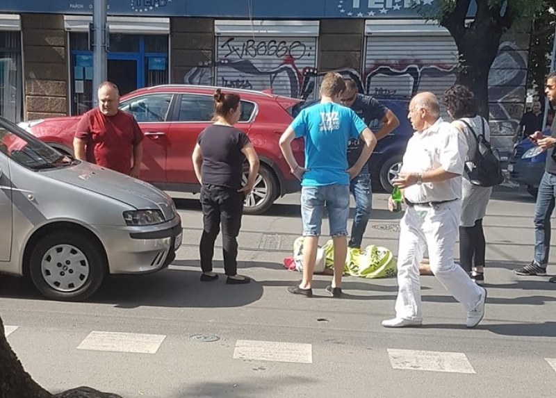 Жена лежи на земята до Първа английска в столицата! Блъсната е от кола