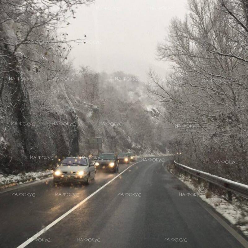 Бургас: Мокри са пътните настилки в областта, в Ришки проход има валежи от сняг