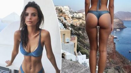 Емили Ратайковски нажежи страстите в Санторини (СНИМКИ 18+)