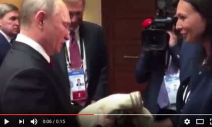 Перуанка изплете пуловер на Путин