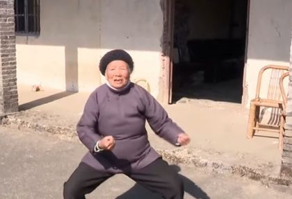 94-годишна „кунг-фу  баба” държи в страх цяло село (ВИДЕО)