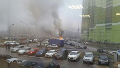 След зрелищна стрелба: Пламна кола с полицаи в Русия, има убити! (СНИМКИ)