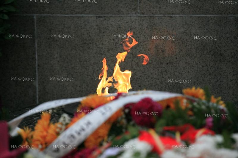 Представители на институции и граждани поднесоха венци и цветя пред паметника на Незнайния воин в столицата