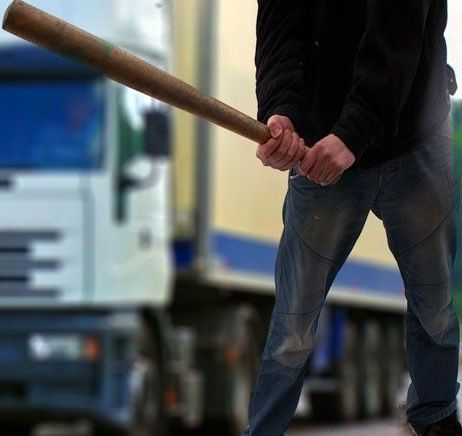 Полудял от ревност преби гаджето на бившата си с бухалка