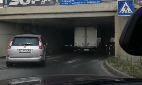 Камион се заклещи в тунел в София СНИМКИ
